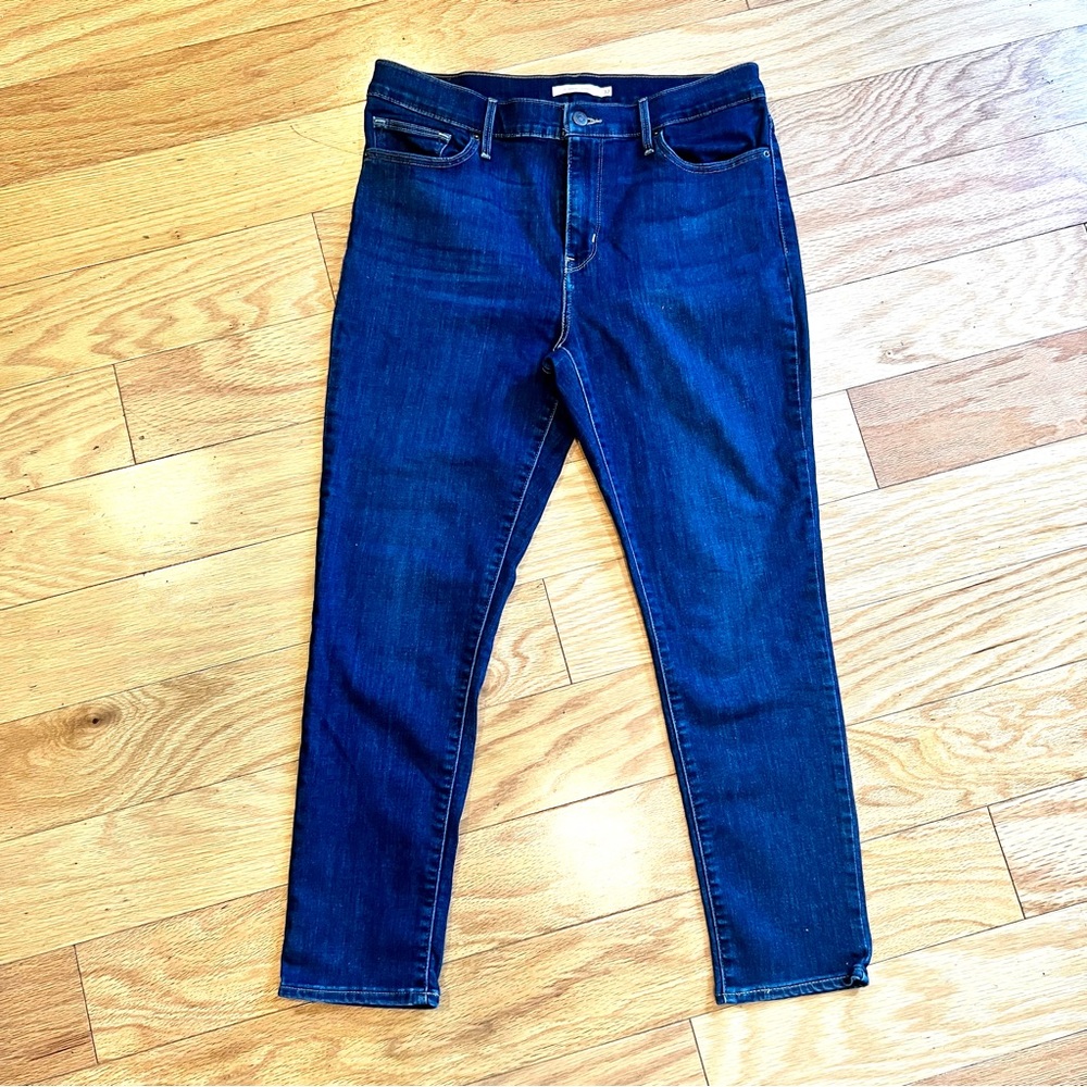 Levi’s Slimming Skinny Jeans, Size 32 in Carbon Glow-Dark Wash